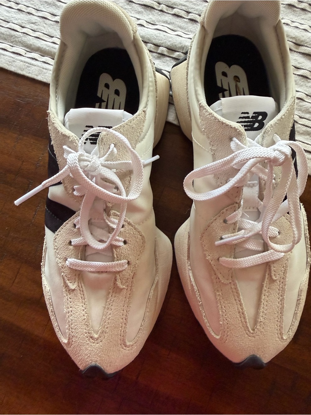 New Balance 327 Sneaker (Women)
Size 8! Like New! - Picture 5 of 8